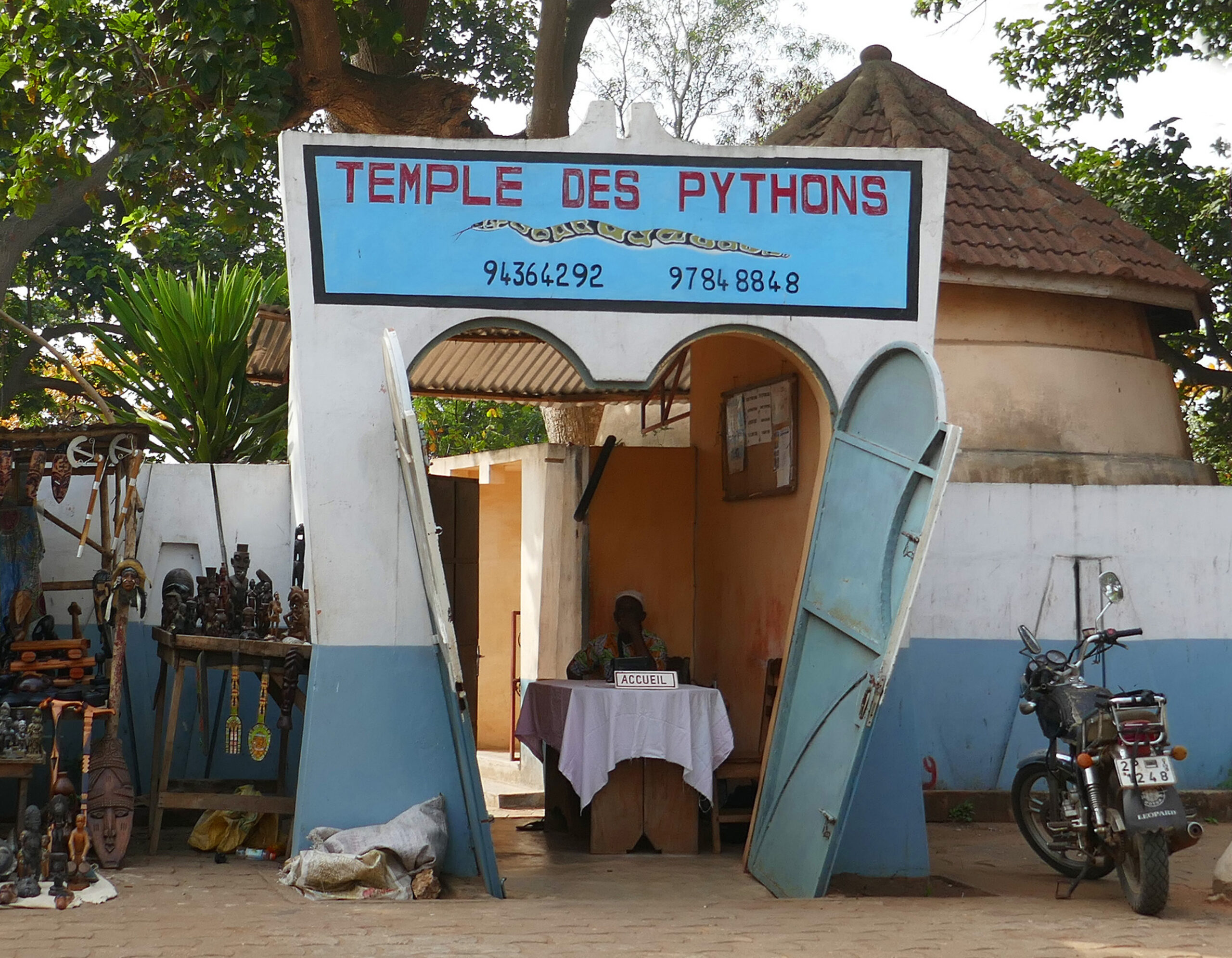 Entree_du_Temple_des_Pythons_Ouidah scaled