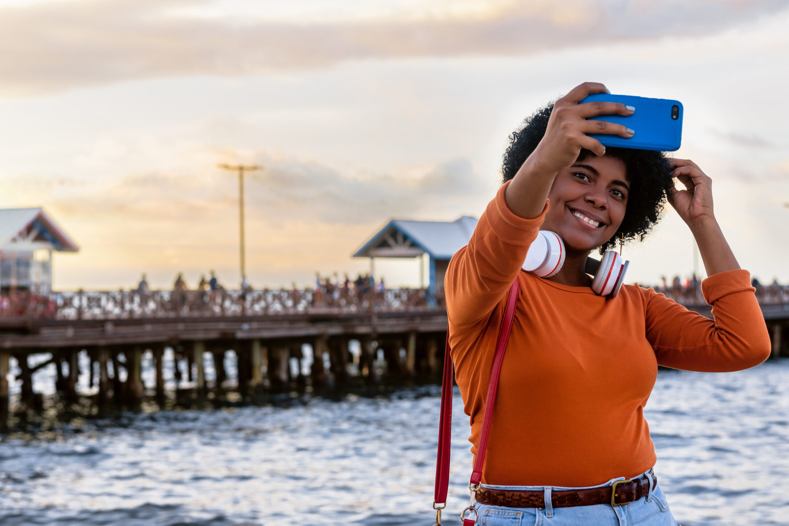 gros plan d une jeune femme seduisante portant des ecouteurs prenant un selfie scaled