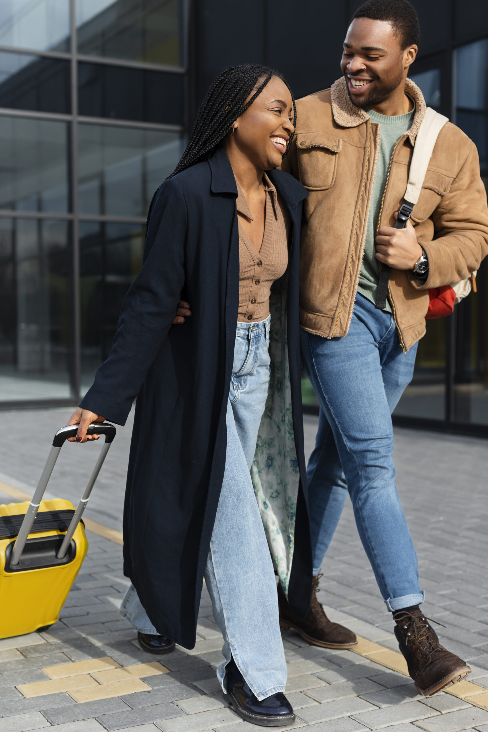 partenaires smiley plein coup marchant ensemble scaled